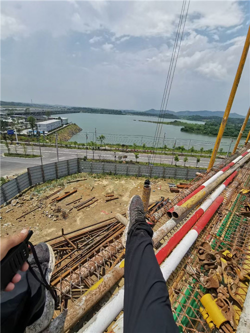 凤凰县作业中发生设备损坏或人员意外，责任怎么划分？